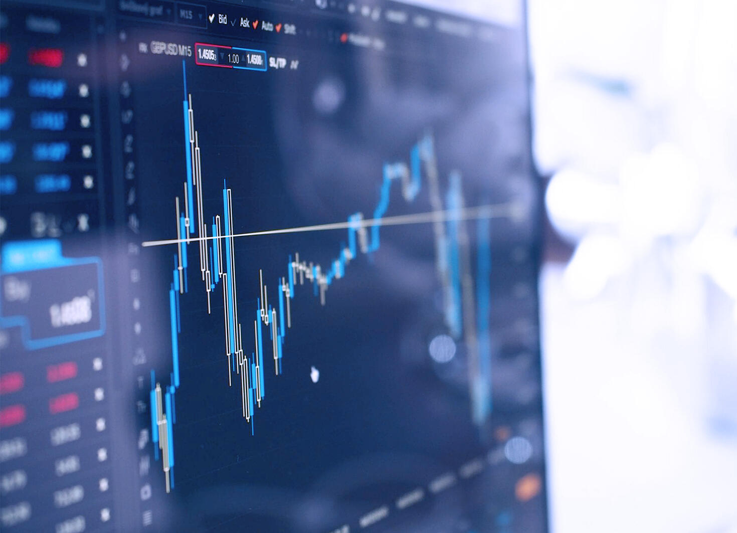 Schermo di un PC con in mostra un grafico di analisi in ambito trading.