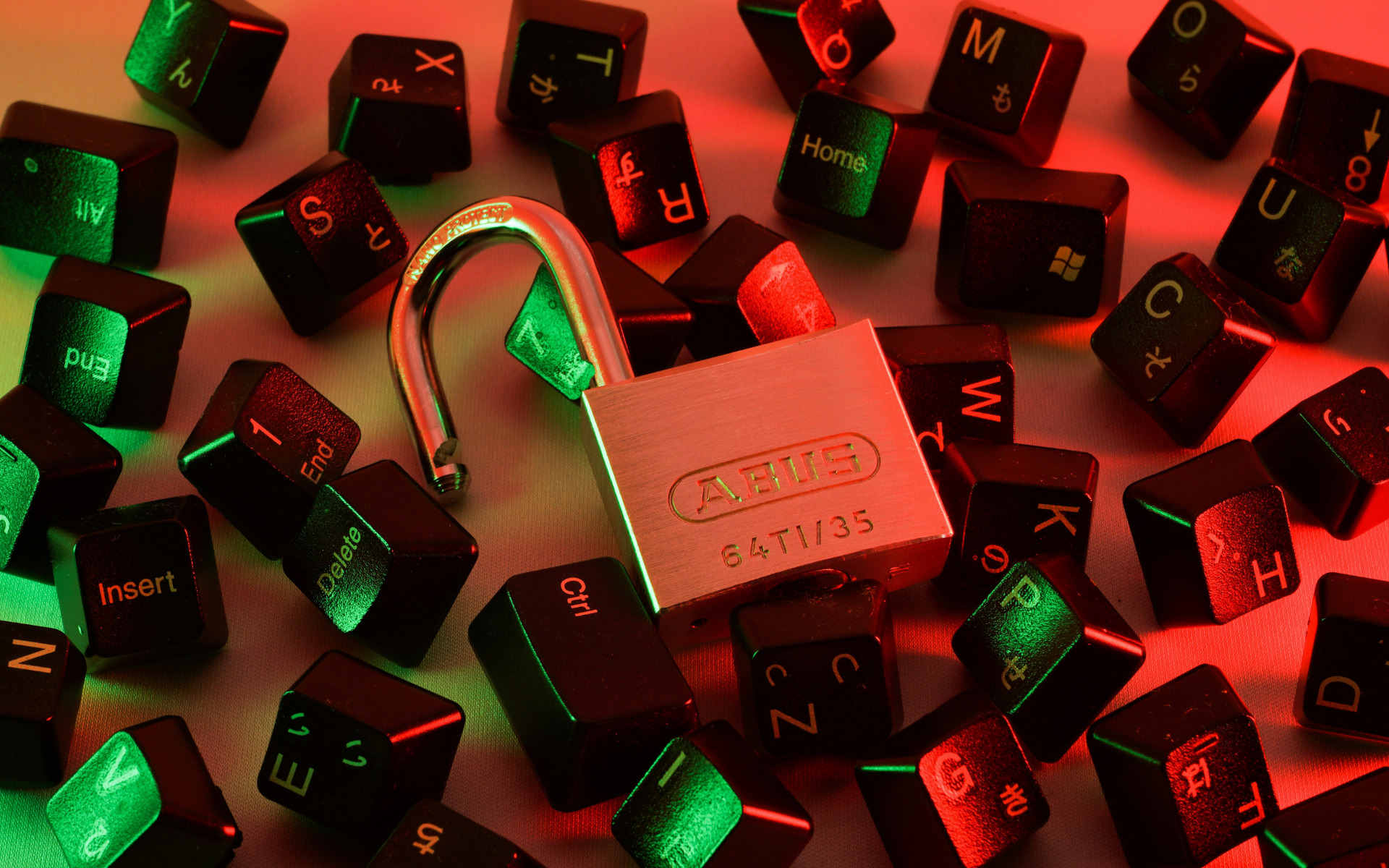Lucchetto aperto su tasti di tastiera con luce rossa - vulnerabilità cybersecurity e sicurezza informatica AI 2026