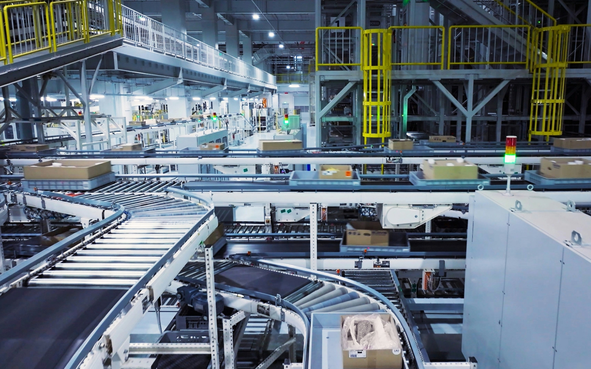 Impianto industriale automatizzato con linee di movimentazione e logistica integrata con sistemi ERP