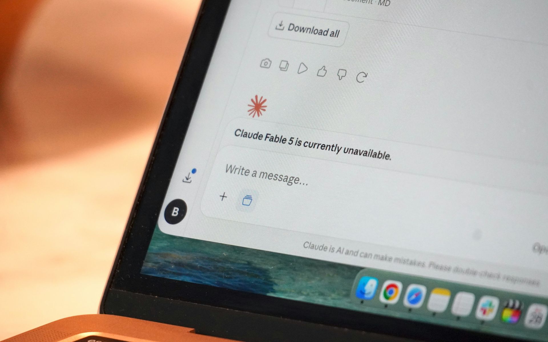 Interfaccia di un chatbot AI su schermo con messaggio di indisponibilità.