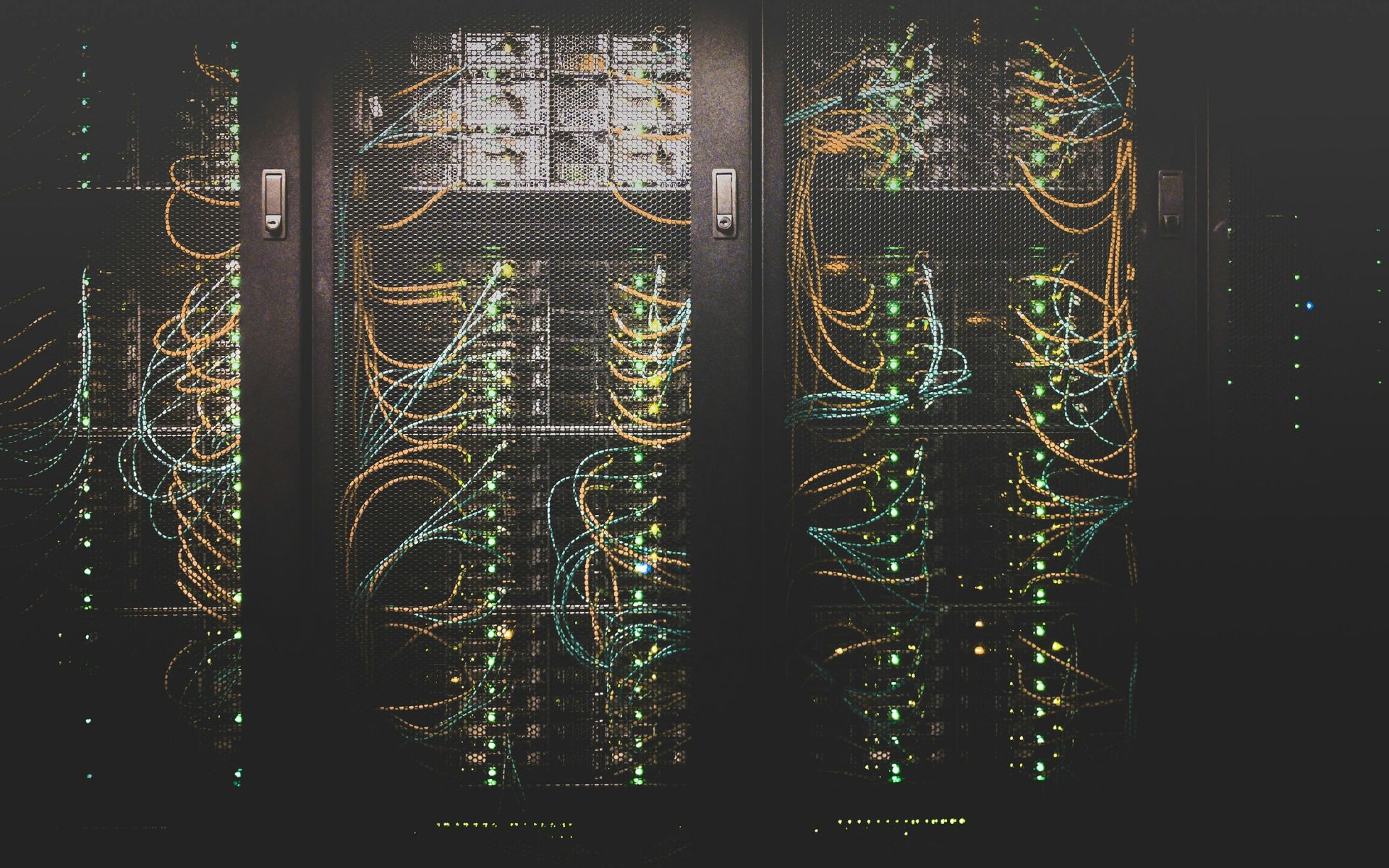 Server infrastructure with fiber‑optic connections – sovereign cloud and NIS2 compliance