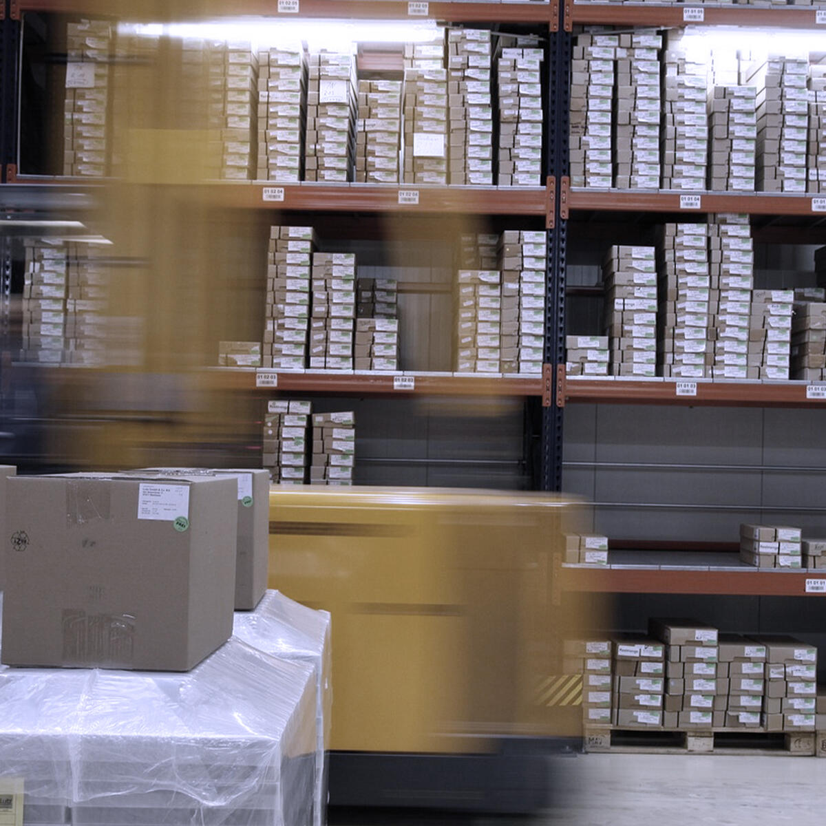 Foto di scaffali dentro un magazzino di un e-commerce