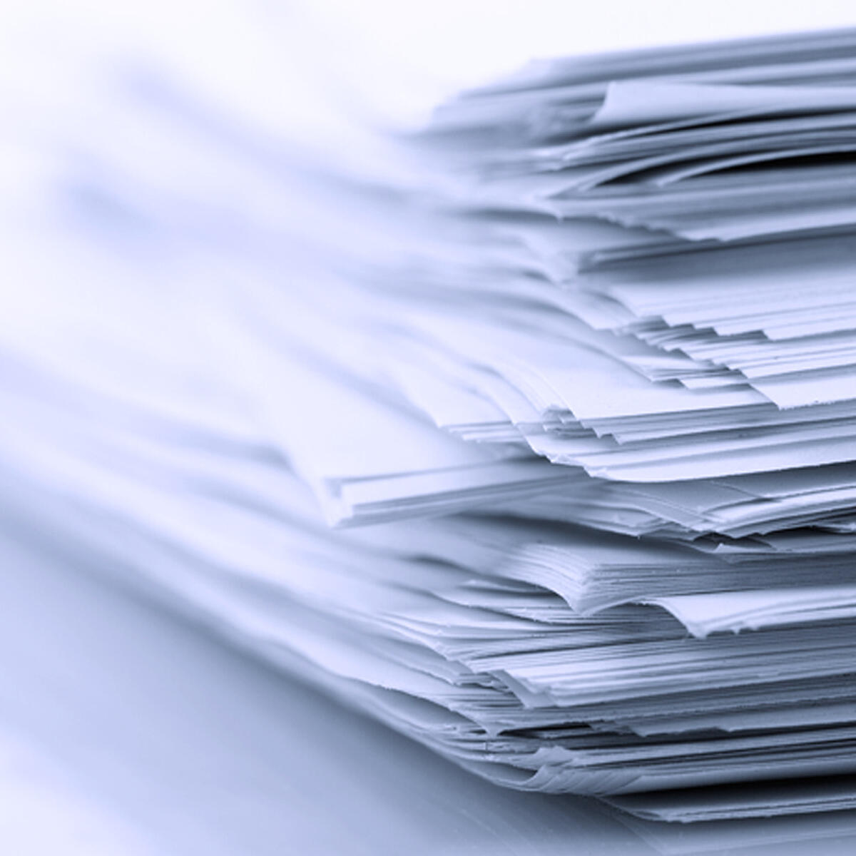 Foto di una pila di CV accatastati uno sull'altro