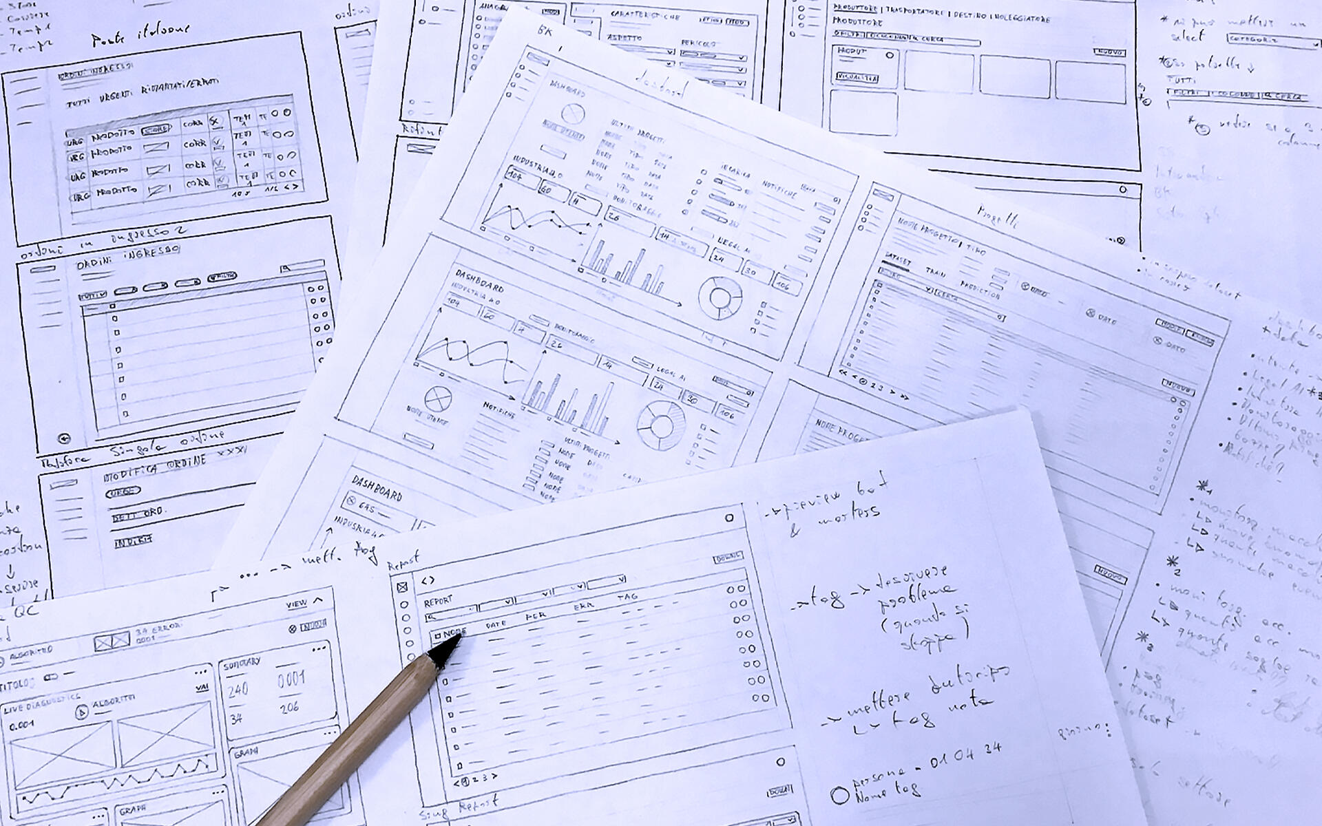 schizzi di wireframe e prove cartacee di visual design per un software